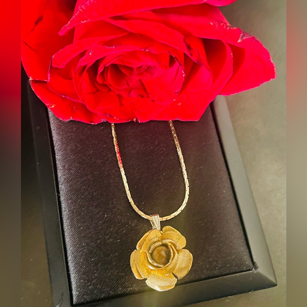 Vintage Gold Tone Floral Rose Pendant Necklace - Picture 3 of 13